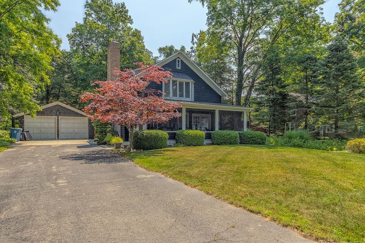 The Knotty Pine- Large Nostalgic Lake House! - Saugatuck, MI
