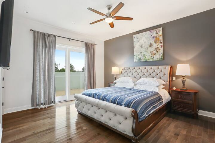 The Historic Burgundy House | Sleeps 14 gallery image 4