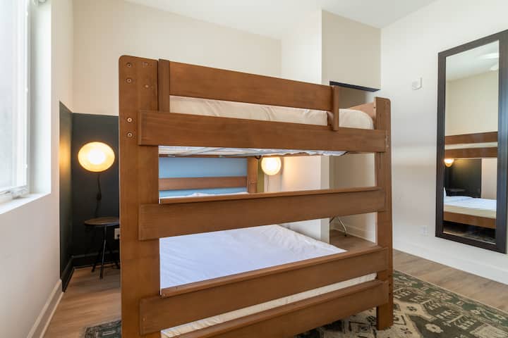 Soveværelse 4 har en queensize-dobbeltseng med queensize-dobbeltseng.
