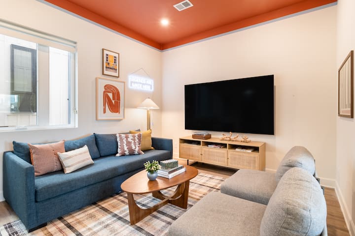 Sov på sofaen i stuen for ekstra plads.