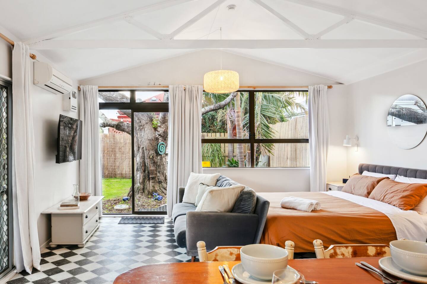 Spacious Studio Near Cbd With Off-street Parking 5