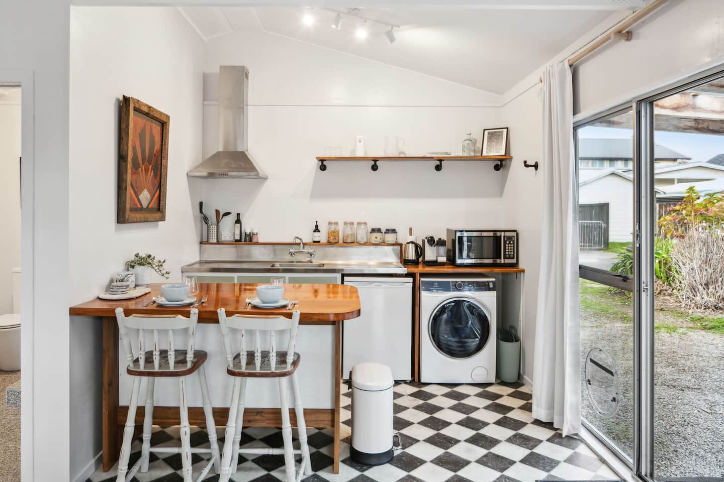 Spacious Studio Near Cbd With Off-street Parking 4