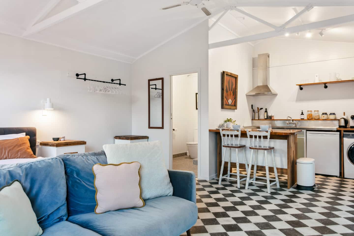 Spacious Studio Near Cbd With Off-street Parking 3