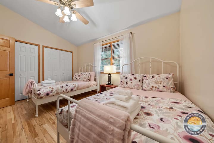 Un tercer dormitorio acogedor con dos cómodas camas dobles, perfecto para que los niños, los amigos o los huéspedes adicionales se instalen y se sientan como en casa.