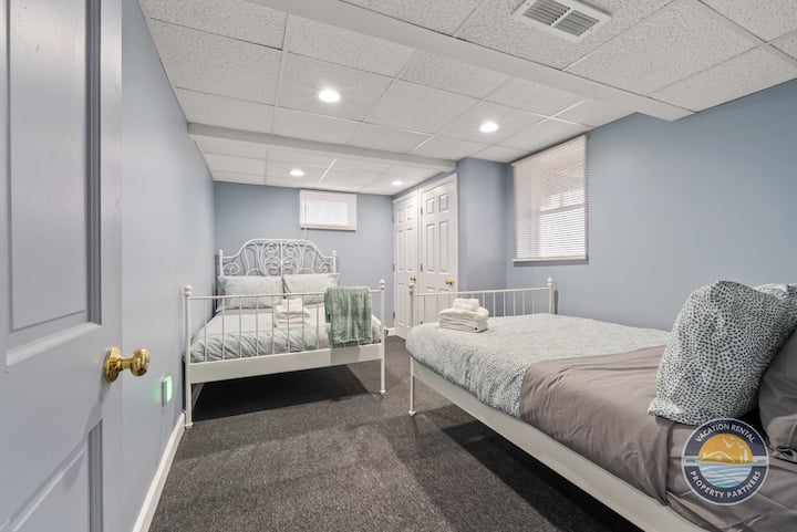 Cuarto dormitorio con dos cómodas camas dobles, que ofrece un espacio para dormir tranquilo y flexible para familias o grupos que viajan juntos.