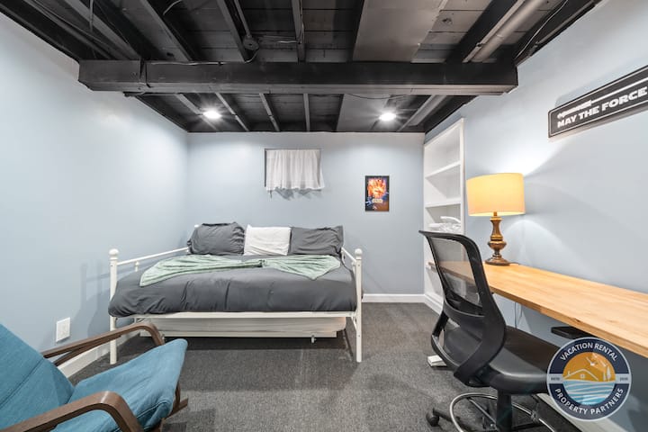 Zona de dormitorio adicional con cama doble, cama individual y escritorio, ideal para que todos puedan acomodarse cómodamente.