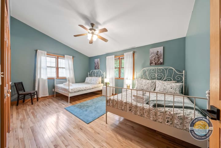 Cómodo segundo dormitorio con dos camas queen, ropa de cama acogedora y luz natural, lo que lo convierte en un espacio acogedor para la familia o los invitados.