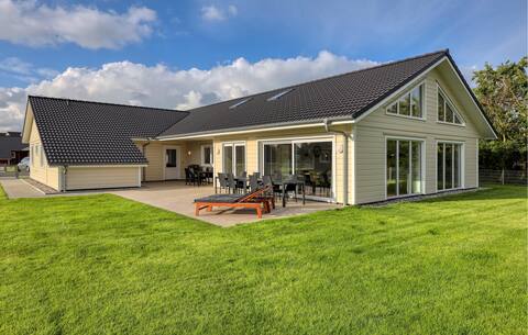 Gorgeous home in Dagebüll with kitchen