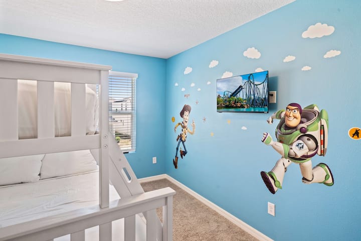 Toy Story-themed bedroom of the Townhouse in Kissimmee. - Smart TV i Netflix - Elegantni kreveti s 1 bračnim krevetom i 1 jednostrukim krevetom - umirujuća atmosfera