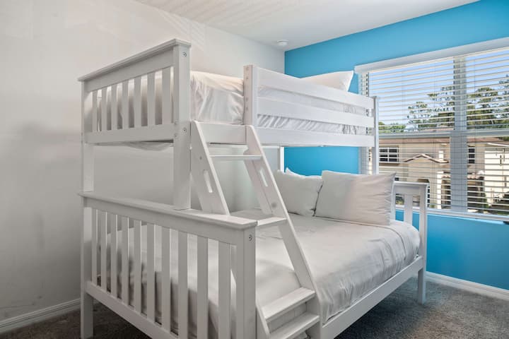 Pleasant Bedroom of the Townhouse in Kissimmee Florida - Comfortable double bed and a single bed - Amazing Outside views - Toy Story Themed Bedroom