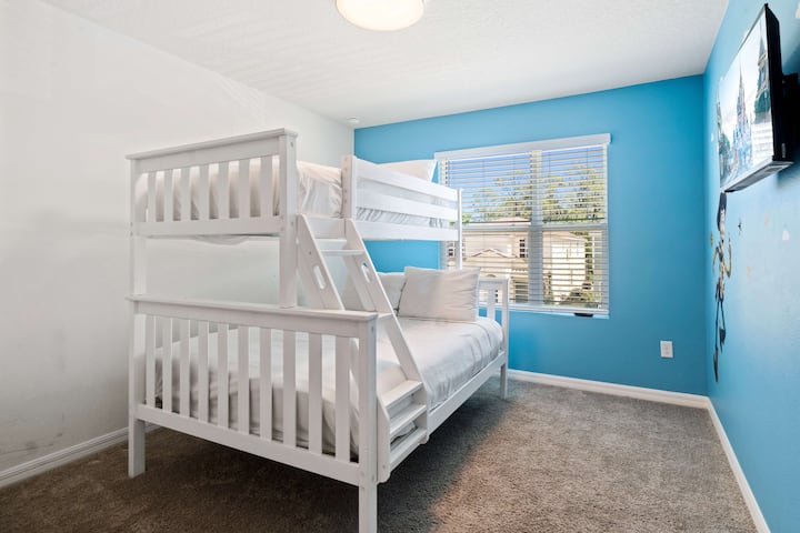 Graceful Bedroom of the Townhouse in Kissimmee Florida - Plush double bed and a single bed - A retreat for Toy Story fans - Smart TV and Netflix - Bright and airy bedroom with large windows for natural lighting