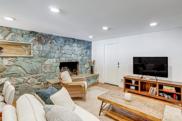 Commuter-friendly Seattle Apartment! Dogs Welcome - Seattle, WA