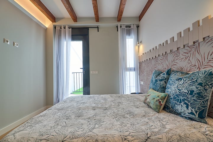 Bračni krevet (160x200) s izlazom na balkon s pogledom na terasu objekta