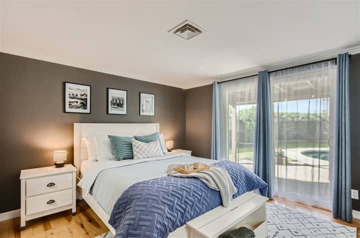 El dormitorio uno aparece en el nivel principal con una cama tamaño queen y acceso directo al patio trasero.