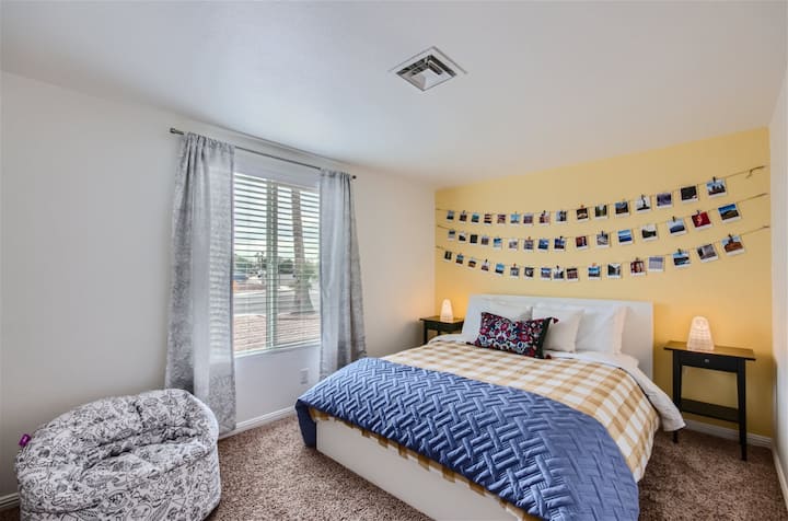 Dormitorio tres con cama de matrimonio.