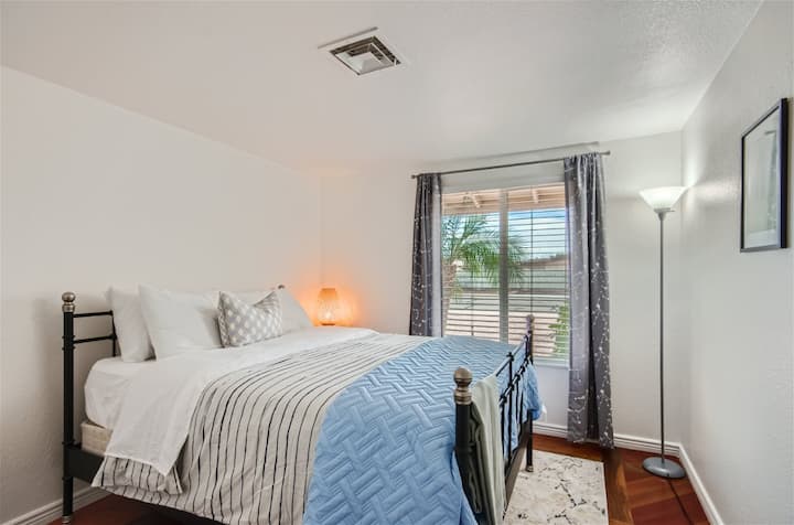 Dormitorio dos con cama de matrimonio.