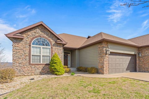 Close to Silver Dollar city, 3 pools, Ozark View