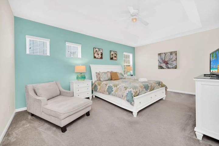 מיטת קינג סייז, מקומות ישיבה, חדר ארונות, טלוויזיה עם מסך שטוח, מאוורר תקרה. חדר רחצה צמוד עם מקלחון גדול, כיור כפול וחדר רחצה נפרד