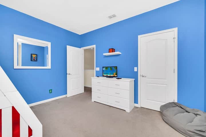 מיטות קומתיים, מאוורר תקרה, טלוויזיה עם מסך שטוח, ארון שקופיות. חדר רחצה צמוד עם מקלחת מעל אמבטיה, כיור, שירותים, דלת לטרקלין בקומה העליונה