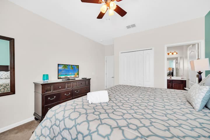 מיטת קינג סייז, ארון שקופיות, טלוויזיה עם מסך שטוח, מאוורר תקרה