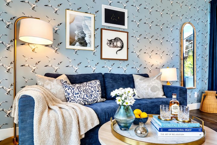 Discover a chic oasis in Nashville! This stylish retreat combines elegant decor with cozy comfort, perfect for groups. Enjoy the city's vibrant vibe while relaxing in luxury. Book with Misfit Homes today!