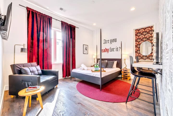 Experience modern elegance and Nashville charm in this stylish vacation rental, perfect for bachelorette parties or family reunions. Unwind in the cozy sitting area after exploring Downtown Nashville. Ready for your getaway?