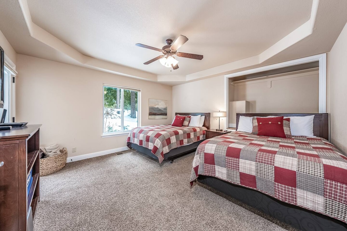 Спалната соба 3 има два брачни кревета.