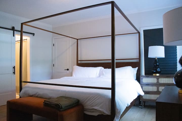 Das stilvolle Schlafzimmer bietet mit seinem eleganten Himmelbett und dem beruhigenden Ambiente einen ruhigen Rückzugsort.