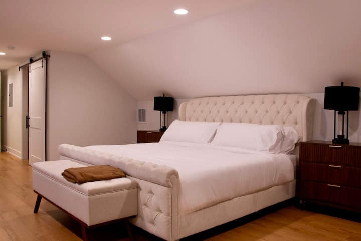 Dieses stilvolle und gemütliche Schlafzimmer ist dein perfekter Rückzugsort für eine erholsamen Schlaf