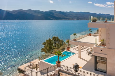 VILLA MARIS -heated pool,sauna,first row sea/beach