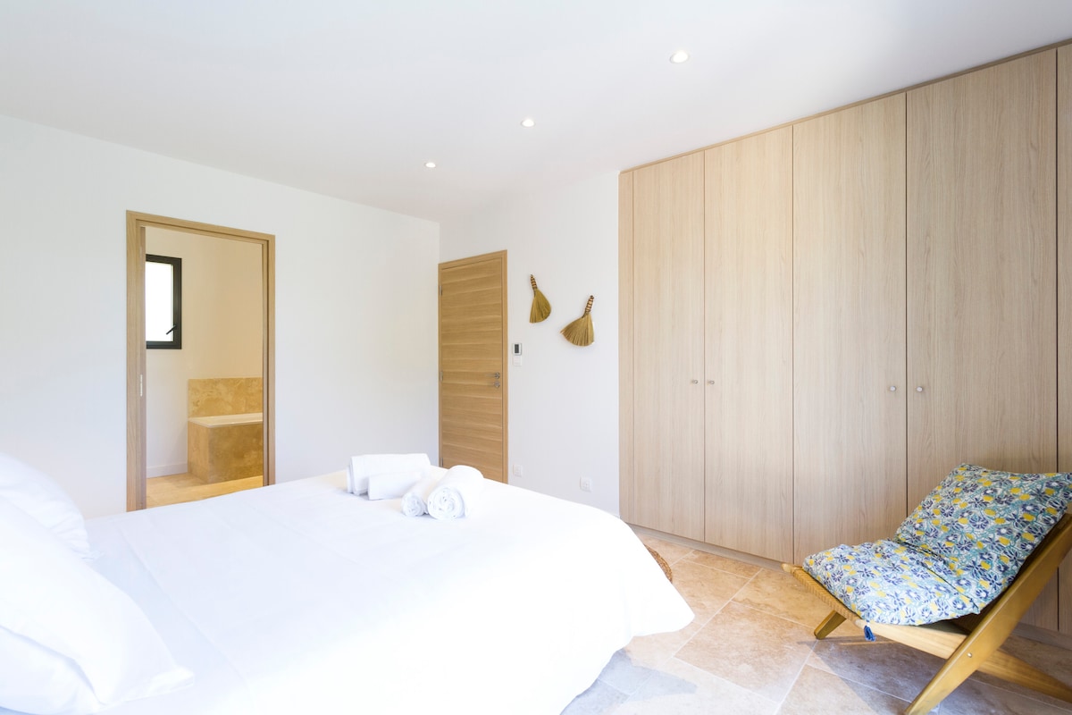 Prachtig pand met verwarmd zwembad te huur in Gordes