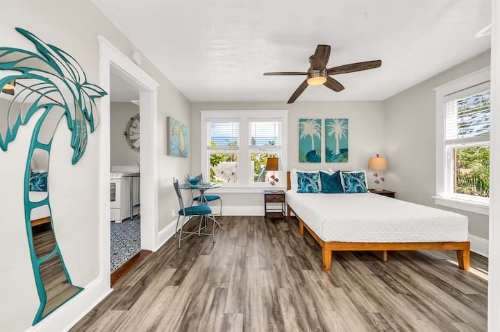 Casa de campo #2: dormitorio tamaño queen, cocina completa, juego de bistró y baño privado con ducha.