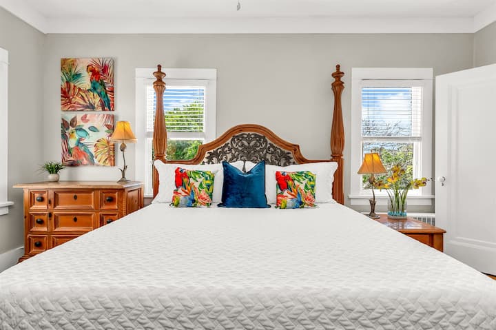 Entra en el elegante tercer dormitorio de arriba, adornado con un impresionante dormitorio Thomasville king, que incluye una hermosa cómoda y un gabinete de TV que alberga un televisor inteligente. Disfruta de la comodidad de un baño privado con una combinación de bañera/ducha.