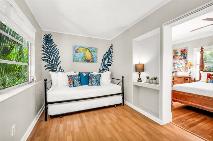 Junto al tercer dormitorio se encuentra un acogedor cuarto dormitorio más pequeño con una cama nido, ideal para alojar a una familia de cuatro personas. Disfruta de la comodidad y el encanto en este mini refugio perfecto.