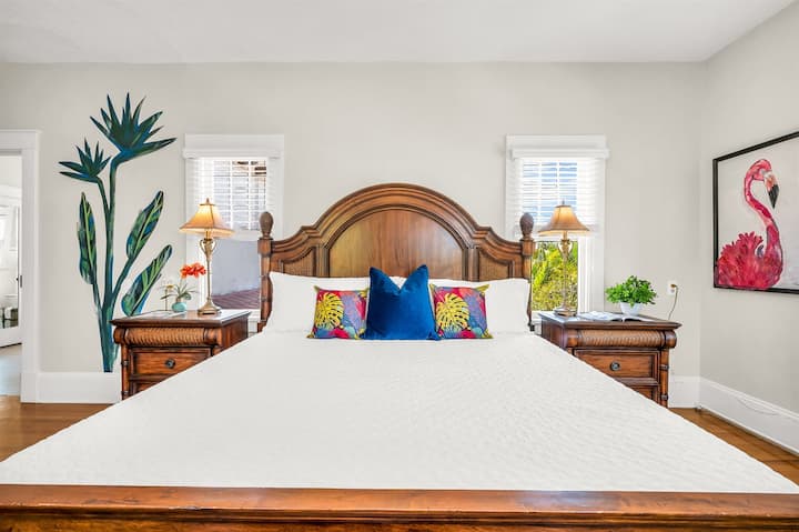 Diviértete en una lujosa cama Tommy Bahama tamaño king, acompañada de un televisor inteligente para un entretenimiento sin fin. Las palmeras pintadas a mano abrazan las paredes de esta escapada tropical. Amplio vestidor de madera de cedro y baño privado.