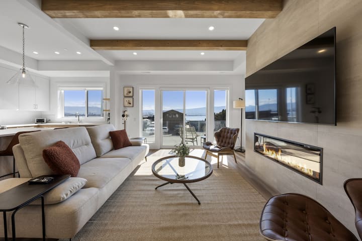 Chic West Kelowna Escape: Hot Tub & Water Views - Kelowna