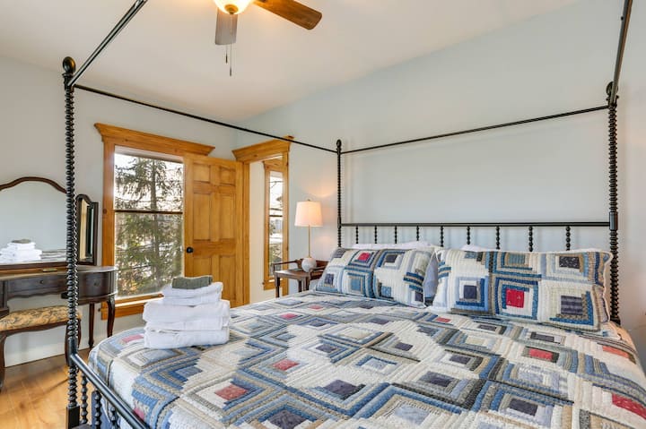 Chumba cha kulala cha King kilicho na mwonekano wa ziwa