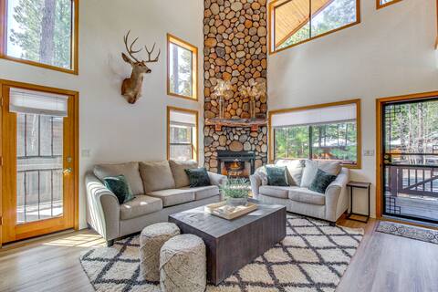 Peaceful Pinetop Getaway w/ Fireplace & Gas Grill!