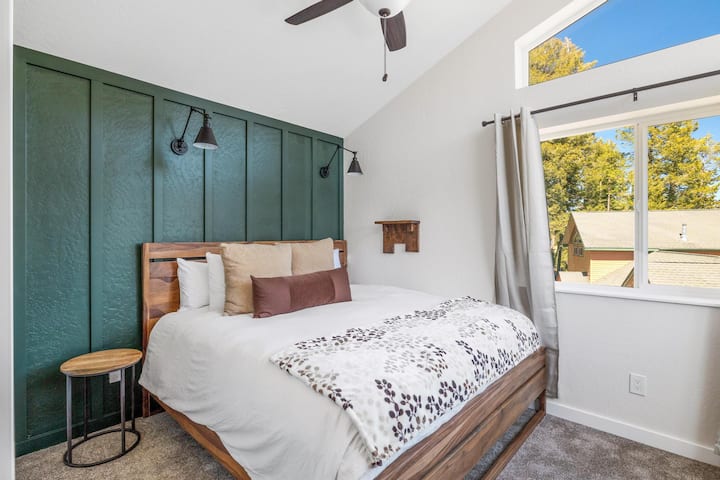 ゲストルーム4 ：キングサイズベッド、クローゼット、ドレッサー、ヘイデン湖（西ウィング）の景色。