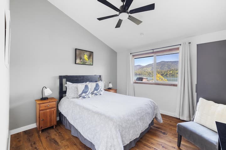 ゲストルーム1 ：クイーンサイズベッド、ワードローブ、湖の眺め。 2名様用（東ウィング）。