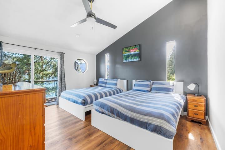 ゲストルーム2 ：クイーンサイズベッド2台、ドレッサー、クローゼット、デッキへのアクセス。 4名様用（東ウィング）。