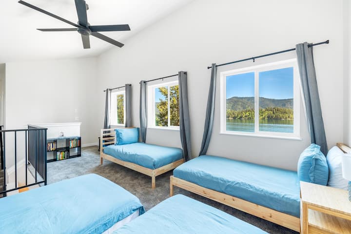 ゲストルーム3 ：ツイン3台、フルベッド1台、本、おもちゃ。 最大宿泊人数は5名（西ウィング）