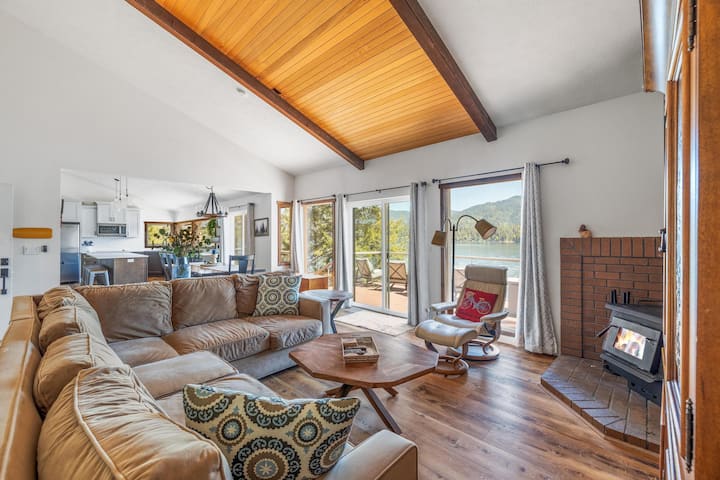 断面ソファ、椅子、スマートテレビ、暖炉、デッキへの引き戸（東棟）