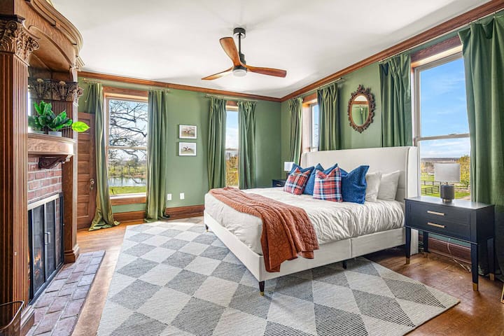 Relish yet another stunning vista from the comfort of another king bedroom.