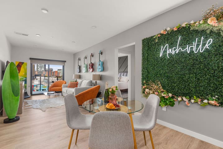 Spruce Up: DT condo w/ balcony