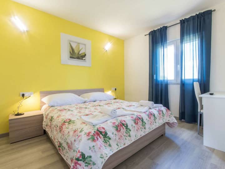 Ამ ორადგილიან საძინებელში, ასევე, არის სასწავლო მაგიდა, რომელიც იდეალურია ლეპტოპისთვის ან კითხვის სეანსებისთვის