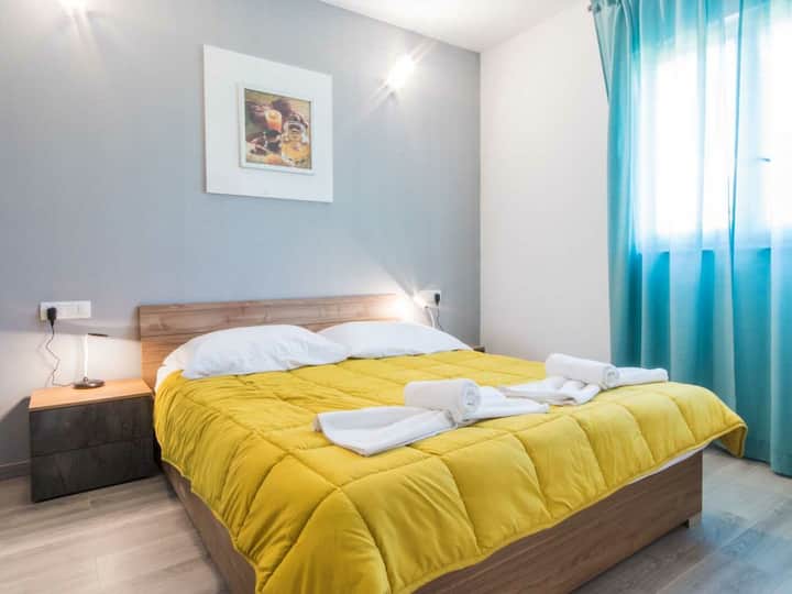 Ეს საძინებელი არის კომფორტული, ნათელი განათებული და აუცილებლად მოგანიჭებთ საუკეთესო დასვენებას