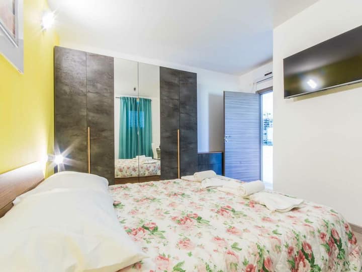 Დიდი კომფორტული საწოლი, კედელზე მიმაგრებული ბრტყელეკრანიანი ტელევიზორი და დიდი გარდერობი, ამ საძინებელში ყველაფერია