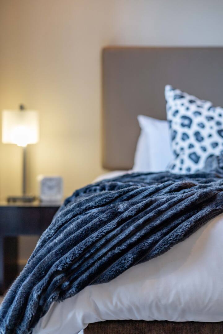 Biancheria da letto di peluche con biancheria comoda