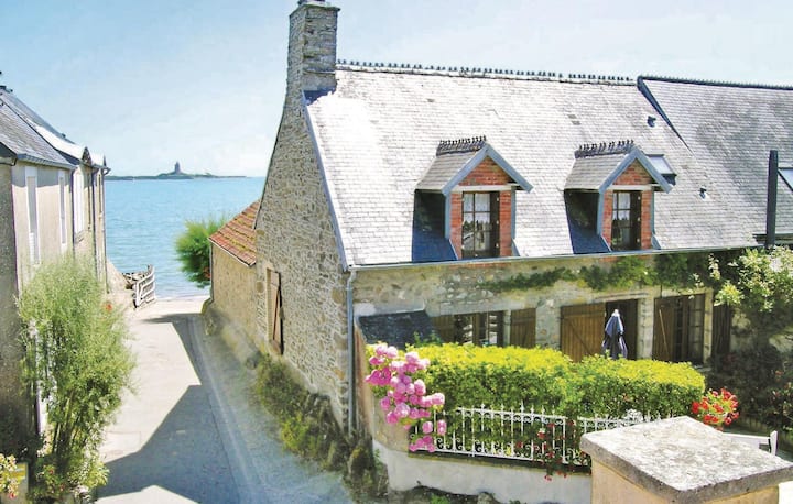 2 Bedroom Awesome Home In Morsalines - Saint-Vaast-la-Hougue